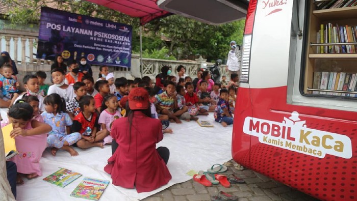 Gempa yang terjadi di Malang pada akhir pekan lalu masih menyisakan pilu. Bantuan terus mengalir sebagai bentuk kemanusiaan.