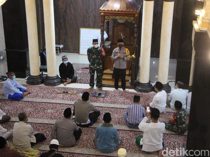 Polisi Kota Kediri bersama TNI melakukan Giat Santri. Ini untuk mengantisipasi gangguan Kamtibmas dan sosialisasi protokol kesehatan COVID-19.