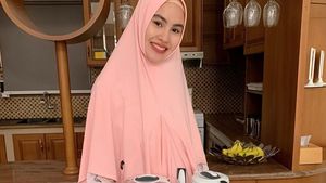 Momen Seru Kartika Putri Saat Makan Bareng Keluarga Tercinta