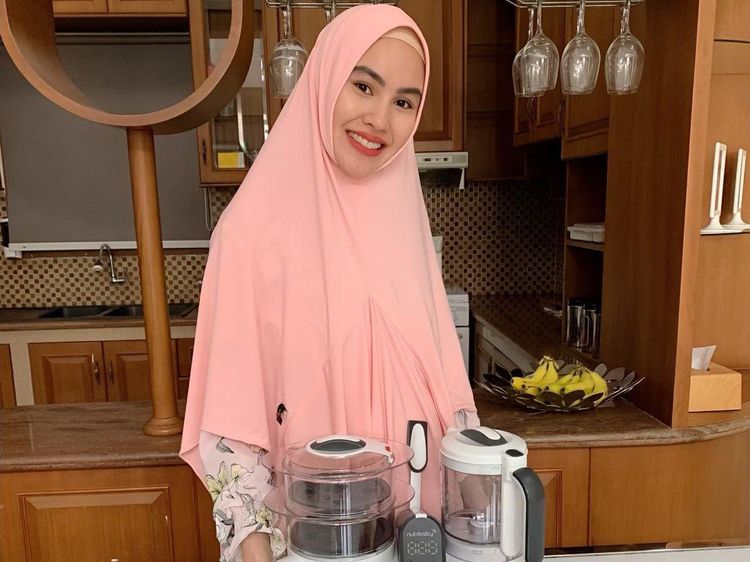 Momen Seru Kartika Putri Saat Makan Bareng Keluarga Tercinta