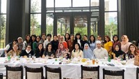 Bersama keluarga dan rekannya, ini momen Kartika Putri saat makan bersama. Ada beragam makanan yang ia nikmati. Foto: Instagram @kartikaputriworld