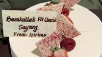 Kiriman kue cantik juga diabadikan olehnya. Kue cantik bertopping stroberi itu tampak nikmat. Foto: Instagram @kartikaputriworld