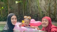 Ia menjadi trending topic karena harus berpisah dengan anak sambungnya Syarifah Syahra yang akan menempuh pendidikan di Yaman. Ini kedekatan dirinya bersama anak sambungnya itu. Foto: Instagram @kartikaputriworld