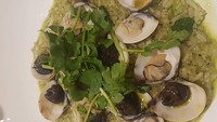 Momennya makan kerang dengan saus pesto juga ia unggah. Hidangan itu tampak menggugah selera. Foto: Instagram @kartikaputriworld