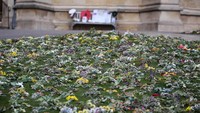 Karangan bunga itu berasal dari warga Inggris untuk memberikan penghormatan terakhir kepada Pangeran Philip. Steve Parsons-WPA Pool/Getty Images.