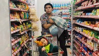 “Judulnya nyari camilan tengah malam,” kata Thariq di keterangan foto. Waduh, ia ke minimarket sambil bawa guling! Foto: Instagram thariqhalilintar