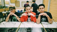 Bareng Atta dan Saaih Halilintar, Thariq sempatkan foto sebelum makan daging panggang. Ekspresinya pada serius banget sih? Foto: Instagram thariqhalilintar