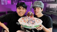 Thariq begitu dengan sang kakak, Atta. Lewat foto ini ia mengucapkan selamat ulang tahun untuk sosok yang dianggapnya juga sebagai sahabat ini. So sweet! Foto: Instagram thariqhalilintar