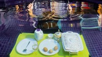 “Yuk makan bareng.. ada telur rebus sambel ijo nich,” tulis Thariq di keterangan foto. Wah, kok Thariq malah tenggelam dalam kolam renang ya? Foto: Instagram thariqhalilintar
