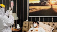 Melalui unggahan Instagram (16/4), Thariq mengabarkan kondisinya yang positif Covid-19. Ia terbaring di kasur rumah sambil diinfus. Foto: Instagram thariqhalilintar