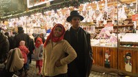Pria 22 tahun ini juga dekat dengan semua adiknya. Saat jalan-jalan ke luar negeri, mereka mampir melihat suasana christmas market di sana. Foto: Instagram thariqhalilintar