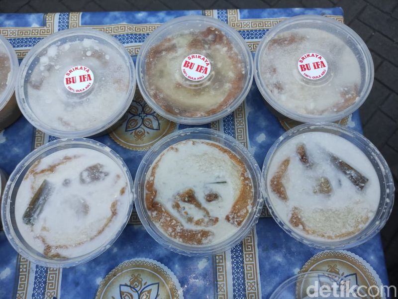 Kolak srikaya merupakan kuliner di Sidoarjo yang hanya dijumpai saat Ramadhan. Meski namanya kolak srikaya, namun makanan untuk berbuka puasa ini sama sekali tidak menggunakan buah srikaya sebagai bahannya.
