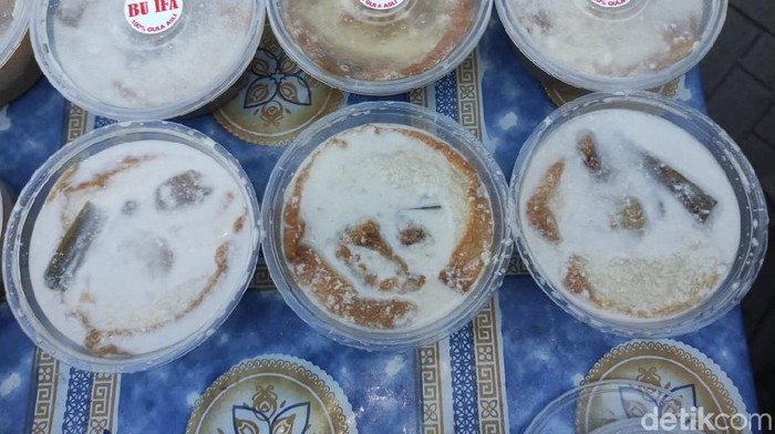 Kolak srikaya merupakan kuliner di Sidoarjo yang hanya dijumpai saat Ramadhan. Meski namanya kolak srikaya, namun makanan untuk berbuka puasa ini sama sekali tidak menggunakan buah srikaya sebagai bahannya.