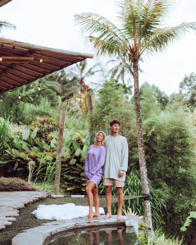 Tahun lalu sepasang kekasih ramai jadi perhatian setelah memamerkan isolasi mewah mereka. Adalah travel blogger Jack Morris dan pacarnya selebgram Lauren Bullen yang memilih untuk karantina Corona di Bali. Sempat bikin iri, sayangnya hubungan mereka tak langgeng. Foto: Instagram @gypsea_lust