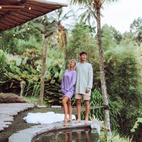 Tahun lalu sepasang kekasih ramai jadi perhatian setelah memamerkan isolasi mewah mereka. Adalah travel blogger Jack Morris dan pacarnya selebgram Lauren Bullen yang memilih untuk karantina Corona di Bali. Sempat bikin iri, sayangnya hubungan mereka tak langgeng. Foto: Instagram @gypsea_lust