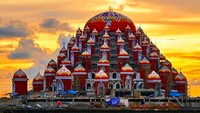 Masjid 99 Kubah ini terletak di lahan reklamasi pesisir Pantai Losari. Tepatnya berada di Kawasan CPI (Center Point of Indonesia) - yang disebut lahan reklamasi. Jika sudah rampung, tentu saja bakal menjadi ikon wisata religi di Makassar. (Foto: Sulselprov.go.id)