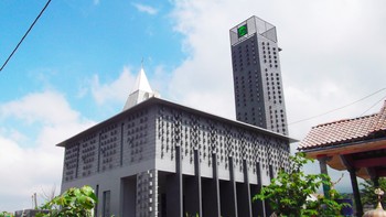 Masjid Baiturrahman Merapi. Arsitektur masjid karya Ridwan Kamil juga ada di Jawa Tengah, yakni Masjid Baiturrahman di Dusun Kopeng, Merapi, Sleman, Yogyakarta. Masjid tersebut merupakan proyek CSR yang memiliki desain unik, yakni tidak memiliki kubah seperti kebanyakan masjid di Indonesia. Uniknya, material yang digunakan untuk pembangunan masjid ini merupakan batu bata dari abu vulkanik gunung Merapi. Foto: Csrhubindonesia.co.id