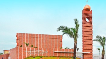Masjid Raya Al-Azhar Summarecon Bekasi. Desain masjid tak berkubah ini memiliki daya tampung 1.500 orang itu. Tanpa ada jendela, masjid ini memiliki banyak lubang ventilasi dan sebuah kolam air. Sama seperti Masjid Al Irsyad, pada bagian arah kiblat terdapat ruang terbuka yang langsung menghadap ke pemandangan luar masjid. Foto: Summareconbekasi.com