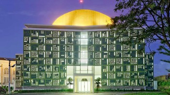 Masjid Raya Asmaul Husna. Masjid yang dibangun di Serpong Tangerang ini terlihat mencolok dari luar dengan warnanya yang hijau. Dinding masjid dihiasi oleh ornamen kaligrafi 99 nama Allah. Kubahnya berbeda dengan masjid biasanya, yakni berbentuk lengkungan tipis. Tak hanya itu, bagian menara masjid juga tak kalah unik, berbentuk seperti bambu runcing dengan dihiasi bintang dan bulan sabit di atasnya. Foto: Masjidasmaulhusna.com
