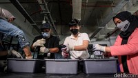 Itajime Shibori merupakan teknik pewarnaan dari Jepang dengan metode mengikat dan mencelup kain ke cairan pewarna. 