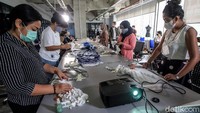 Peralatan yang digunakan untuk membuat Itajime Shibori di antaranya kain, pewarna hingga sarung tangan.