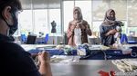 Melihat Pembuatan Pola Tidak Terduga dari Batik Itajime Shibori