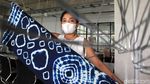 Melihat Pembuatan Pola Tidak Terduga dari Batik Itajime Shibori