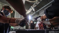 Sejumlah peserta mengikuti pelatihan membatik Itajime Shibori di Jakarta Creative Hub, Jakarta, Sabtu (17/4/2021).