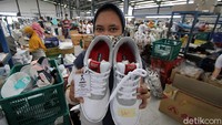 Sepatu yang diproduksi dijual dengan harga Rp 99.900 per pasang.