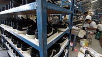 Pabrik sepatu merek lokal itu dapat memproduksi sebanyak 5.000 pasang.