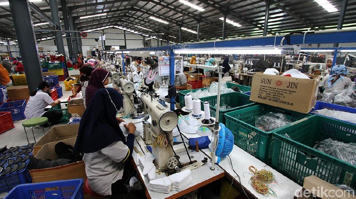 Sejumlah pekerja menjahit pola saat memproduksi sepatu lokal di Pabrik Sepatu Aerostreet, Wonosari, Klaten, Jawa Tengah, Sabtu (17/4). Dalam sehari pabrik sepatu dengan merek lokal Aerostreet itu dapat memproduksi sebanyak 5.000 pasang sepatu
