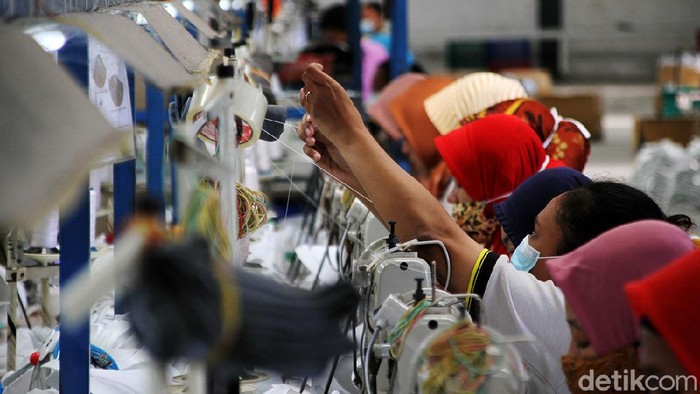 Sejumlah pekerja menjahit pola saat memproduksi sepatu lokal di Pabrik Sepatu Aerostreet, Wonosari, Klaten, Jawa Tengah, Sabtu (17/4). Dalam sehari pabrik sepatu dengan merek lokal Aerostreet itu dapat memproduksi sebanyak 5.000 pasang sepatu