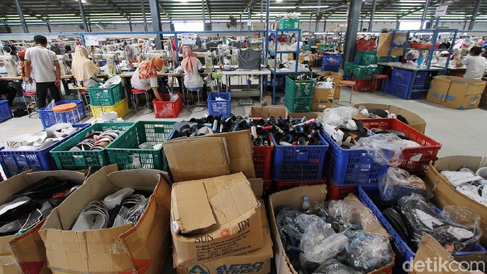 Sejumlah pekerja menjahit pola saat memproduksi sepatu lokal di Pabrik Sepatu Aerostreet, Wonosari, Klaten, Jawa Tengah, Sabtu (17/4). Dalam sehari pabrik sepatu dengan merek lokal Aerostreet itu dapat memproduksi sebanyak 5.000 pasang sepatu