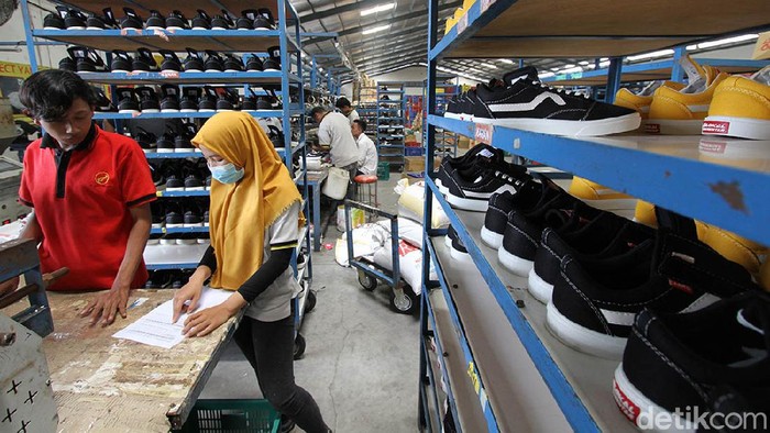 Melihat Pembuatan Sepatu Lokal di Klaten Sejumlah pekerja menjahit pola saat memproduksi sepatu lokal di Pabrik Sepatu Aerostreet, Wonosari, Klaten, Jawa Tengah, Sabtu (17/4). Dalam sehari pabrik sepatu dengan merek lokal Aerostreet itu dapat memproduksi sebanyak 5.000 pasang sepatu