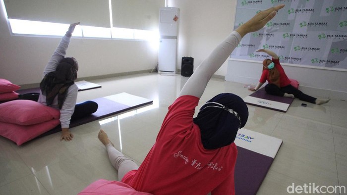 Ibu-ibu yang sedang mengandung mengikuti senam hamil di RSIA Tambak, Jakarta Pusat, Sabtu (17/4/2021). Senam ibu hamil yang menggunakan protokol kesehatan tersebut untuk menyiapkan ibu-ibu menghadapi masa persalinan.