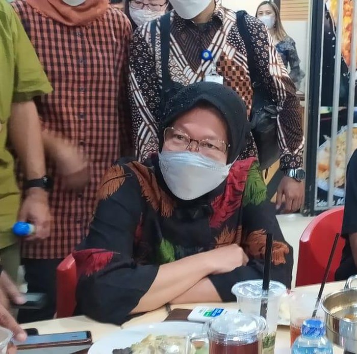Akibat ulah Kelompok Kriminal Bersenjata (KKB) di Kabupaten Puncak, Papua, banyak warga mengungsi. Mensos Tri Rismaharini hari ini mengirimkan bantuan kepada warga yang mengungsi tersebut.