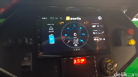 Masuk ke dalam kabin terdapat spidometer digital layar sentuh. 