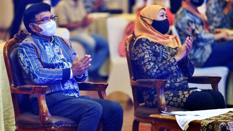 Menkominfo Johnny G Plate melakukan Grand Launching Kurikulum Literasi Digital dan Modul Literasi Digital di Grand City Surabaya, Jumat (16/4) kemarin. Acara itu juga dihadiri Gubernur Jatim Khofifah Indar Parawansa.
