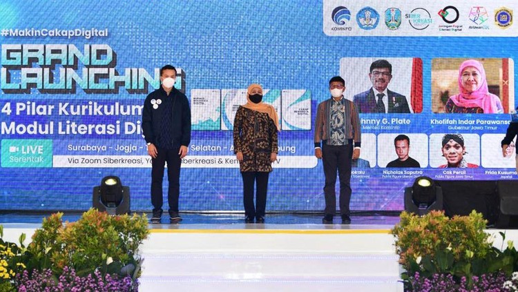 Menkominfo Johnny G Plate melakukan Grand Launching Kurikulum Literasi Digital dan Modul Literasi Digital di Grand City Surabaya, Jumat (16/4) kemarin. Acara itu juga dihadiri Gubernur Jatim Khofifah Indar Parawansa.