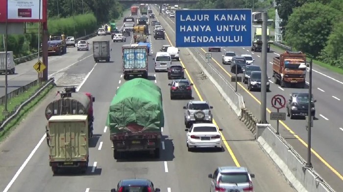 Mudik curi start di Tol Cikampek, 17 April 2021