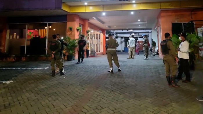 Oknum Satpol PP Surabaya digrebek dalam sebuah hotel. Saat digerebek, ia tengah bersama wanita idaman lain (WIL).
