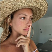 Model asal Prancis yang satu ini kebanjiran banyak lamaran pernikahan dari pria usai mengunggah foto seksi dirinya di Instagram. Dalam unggahan terbarunya itu model cantik bernama Pauline Tantot itu tampak berpose seksi sambil mengenakan sebuah bra transparan. Foto: Instagram/@popstantot