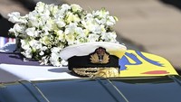 Barang-barang pribadi Pangeran Philip ikut dibawa ke pemakaman seperti topi angkatan laut miliknya, pedang Royal Navy, dan deretan medali yang didapatkannya. Leon Neal/Pool via AP.
