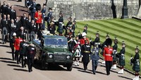 Peti jenazah Pangeran Philip dibawa dengan mobil Land Rover yang telah dimodifikasi. Dave Jenkins/Ministry of Defence via AP.