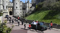 Iring-iringan Land Rover yang membawa peti jenazah dari pintu utama Kastil Windsor menuju Kapel St George. Leon Neal/Pool via AP.