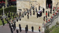 Peti jenazah pangeran Philip tiba di Kapel St George untuk prosesi pemakaman. Justin Tallis/Pool via AP.