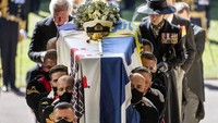 Ada empat bendera khusus yang dipasang di peti jenazah. Di antaranya mewakili bendera pribadi Pangeran Philip, bendera yang mewakili label kenegaraannya, bendera yang mewakili Yunani sebagai garis keturunannya, dan bendera yang mewakili keluarga orang tuanya, Mountbatten. Danny Lawson/Pool via AP.