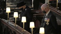 Ratu Elizabeth II dan Pangeran Andrew mengheningkan cipta saat mengikuti prosesi pemakaman Pangeran Philip di Kapel St George. Yui Mok/Pool via AP.