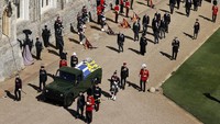 Prosesi upacara dimulai sejak peti jenazah dibawa menuju ke lokasi peristirahatan terakhirnya. Adrian Dennis/Pool via AP.