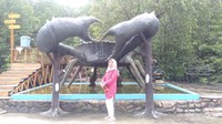 Berfoto di depan ikon Waka Yoya